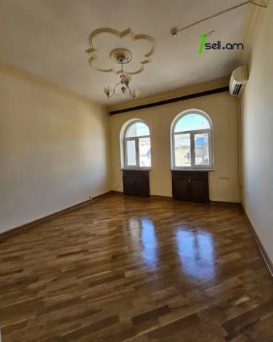 Երեք հարկանի քարե տուն Քաջազնունի փողոցում կենտրոնում, 1060 ք.մ., 3+ սանհանգույց