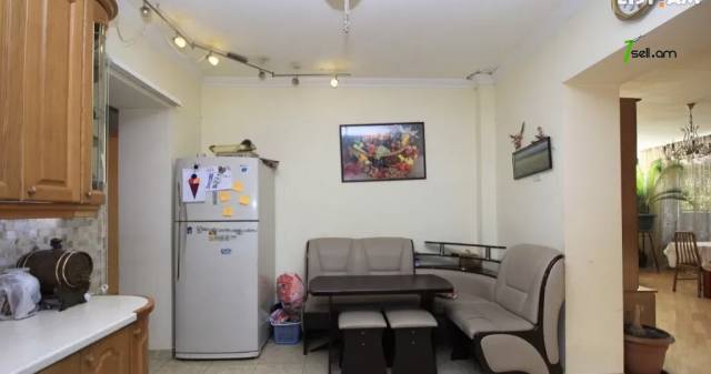 Չորս հարկանի քարե տուն Երզնկյան փողոցում Արաբկիրում, 350 ք.մ., 3+ սանհանգույց, կապիտալ վերանորոգված