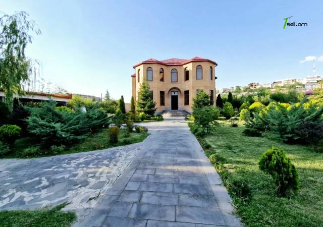 Երեք հարկանի քարե տուն Գևորգ Հովսեփյանի փողոցում Նորք Մարաշում, 1900 քմ, 3+ սանհանգույց