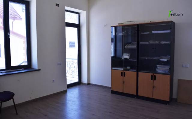 Երկու հարկանի քարե տուն Գյումրիում, 180 ք.մ., 2 սանհանգույց, դիզայներական ոճով վերանորոգված