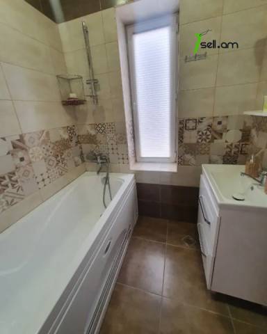 Երկու հարկանի քարե տուն Պարույր Սևակի փողոցում Ավանում, 640 ք.մ., 2 սանհանգույց