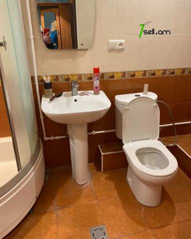 1 սենյականոց բնակարան Հանրապետության փողոցում, 50 ք.մ., 5/10 հարկ, եվրովերանորոգված