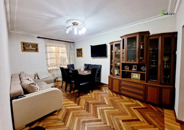 3 սենյականոց բնակարան Էրեբունու փողոցում, 78 ք.մ., կապիտալ վերանորոգված, քարե շենք