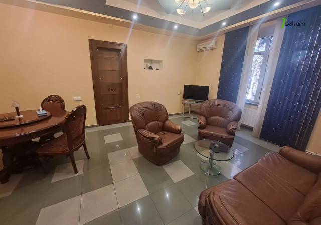 2 սենյականոց բնակարան Մոսկովյան փողոցում, 50 քմ, 2/5 հարկ, բարձր առաստաղներ, կապիտալ վերանորոգված