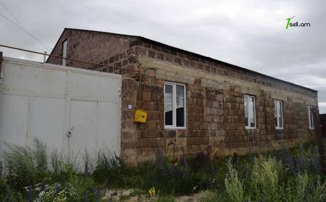 Մեկ հարկանի քարե տուն Ջրաշինարարների փողոցում Ախուրյանում, 200 քմ, մասնակի վերանորոգում