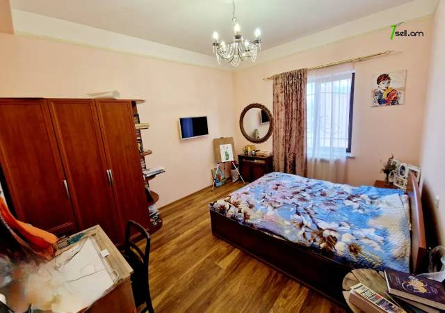 Երկու հարկանի տուն Հրաչյա Աճառյան փողոցում Ավանում, 440 ք.մ., 2 սանհանգույց, կապիտալ վերանորոգված