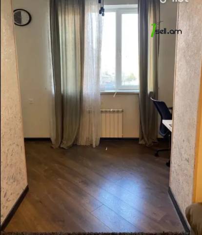 3 սենյականոց բնակարան Կոմիտասի պողոտայում, 80 ք.մ., 2/5 հարկ, կապիտալ վերանորոգված, քարե շենք