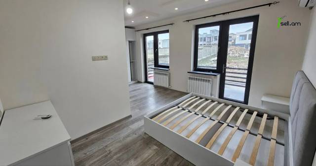 Երեք հարկանի քարե թաունհաուզ Նվեր Սաֆարյան փողոցում Ավանում, 351 ք.մ., 3+ սանհանգույց