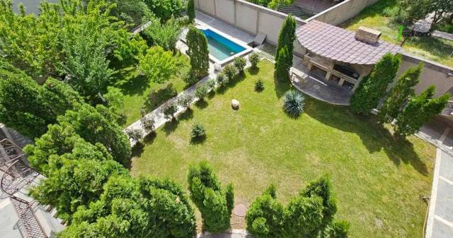 Երկու հարկանի քարե տուն, Արմենակ Արմենակյան անցուղի Նորք Մարաշում, 1800 քմ, 3+ սանհանգույց