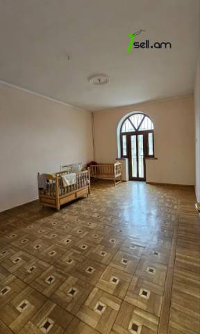 Երեք հարկանի քարե տուն Ազատության պողոտայում Արաբկիրում, 900 քմ, 3+ սանհանգույց