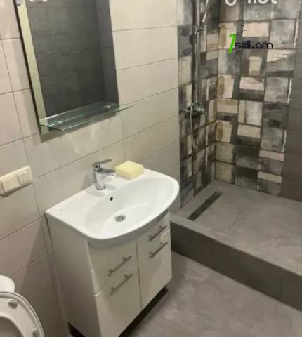 Երկու հարկանի քարե տուն Բագրևանդի փողոցում Նոր Նորքում, 330 ք.մ., 3+ սանհանգույց