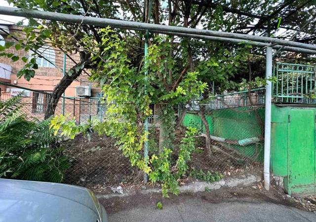 Երկու հարկանի քարե տուն Նաիրի Զարյան փողոցում կենտրոնում, 567 ք.մ., 2 սանհանգույց