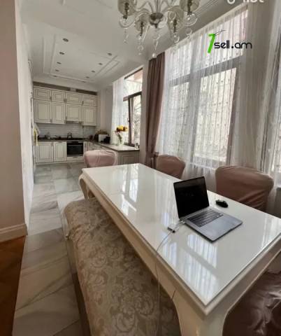 3 սենյականոց բնակարան Աբովյան փողոցում, 88 քմ, 2/5 հարկ, 2 սանհանգույց, բարձր առաստաղներ