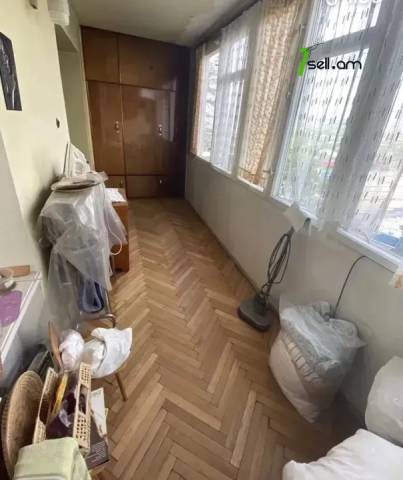 Ընդարձակ 1 սենյականոց բնակարան, Դավիթ Մալյան փողոցի նրբանցք, 57 ք.մ., 2/5 հարկ, քարե շենք