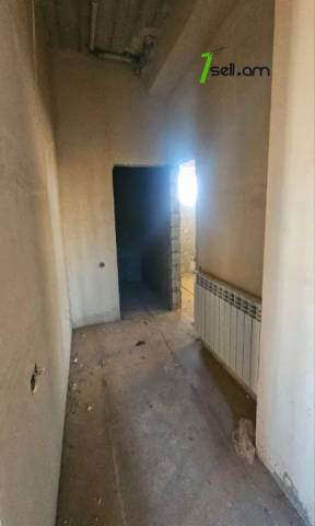 Երեք հարկանի քարե տուն Խաչատուր Աբովյանի 21-րդ փողոցում Առինջում, 1360 ք.մ., 3+ սանհանգույց