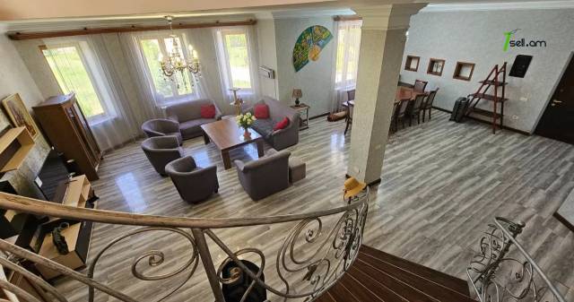Երկու հարկանի քարե տուն Սիլիկյանի 5-րդ փողոցում Աջափնյակում, 820 քմ, 3+ սանհանգույց, մեծ հողամաս