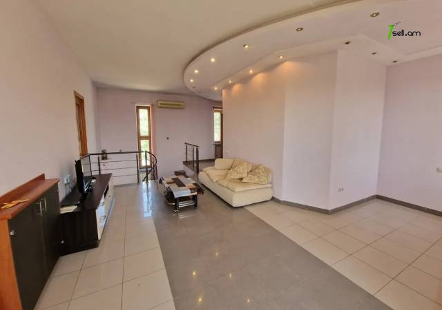 Երկու հարկանի քարե տուն Լուկաշինի փողոցում Աջափնյակում, 300 ք.մ., 3+ սանհանգույց