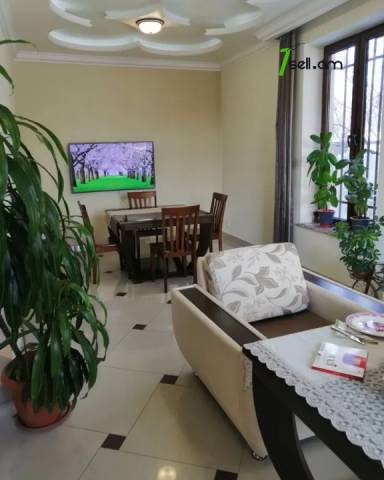 Երեք հարկանի քարե տուն, Ավան-Առինջ 2-րդ միկրոշրջան Ավանում, 1020 ք.մ., 3+ սանհանգույց