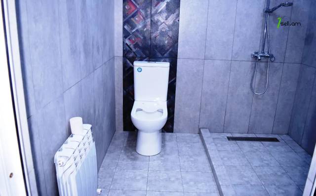 2 սենյականոց բնակարան Շիրակացու փողոցում, 70 քմ, 1/3 հարկ, կապիտալ վերանորոգված, քարե շենք