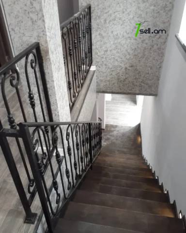 Երեք հարկանի քարե տուն 16-րդ փողոցում Ձորաղբյուրում, 550 ք.մ., 3+ սանհանգույց, եվրովերանորոգված