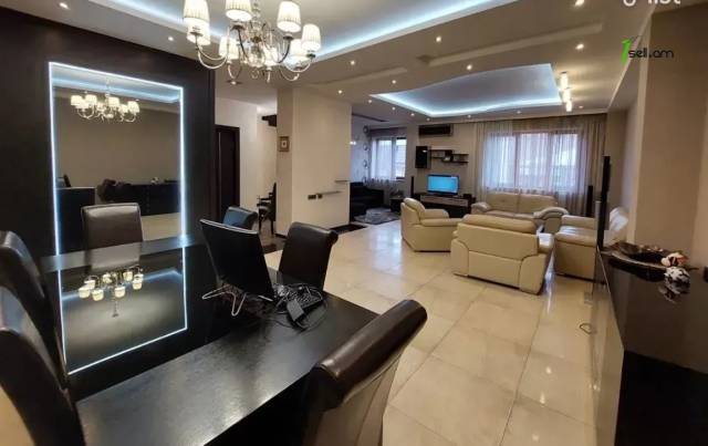 6 սենյականոց բնակարան Հանրապետության փողոցում, 230 ք.մ., նախավերջին հարկ, 3+ սանհանգույց