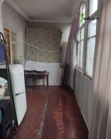 3 սենյականոց բնակարան Արամ Խաչատրյանի փողոցում, 86 ք.մ., մի քանի պատշգամբ, քարե շենք