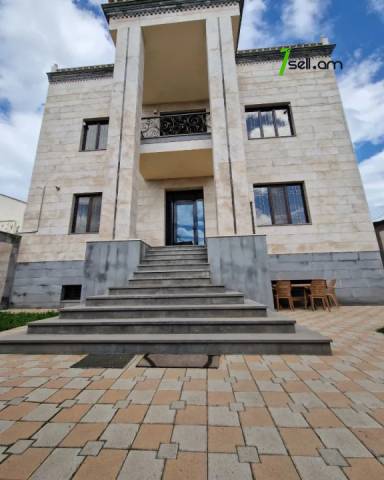 Երեք հարկանի տուն Պարույր Սևակի փողոցում Ավանում, 800 ք.մ., 3+ սանհանգույց, կապիտալ վերանորոգված