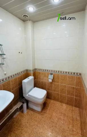 2 սենյականոց բնակարան Աբովյան փողոցում, 60 քմ, նախավերջին հարկ, կապիտալ վերանորոգված, քարե շենք