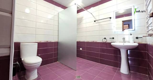 4 սենյականոց բնակարան Նիկողայոս Ադոնցի փողոցում, 100 քմ, եվրովերանորոգված, քարե շենք