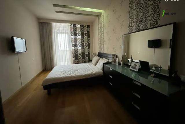 4 սենյականոց բնակարան նորակառույց շենքում Դերենիկ Դեմիրճյանի փողոցում, 181 քմ, 4/11 հարկ