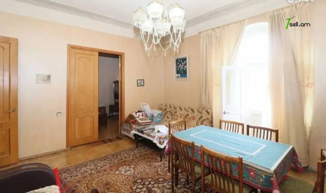 3 սենյականոց բնակարան Թումանյան փողոցում, 103 ք.մ., բարձր առաստաղներ, մի քանի պատշգամբ, քարե շենք