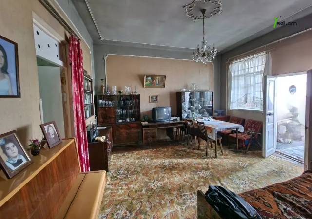 Մեկ հարկանի քարե տուն Սևքարեցի Սաքոյի փողոցում Արաբկիրում, 152 ք.մ.