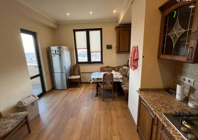 3 սենյականոց բնակարան նորակառույց շենքում Գրիբոյեդովի փողոցում, 116 քմ, 11/15 հարկ, 2 սանհանգույց