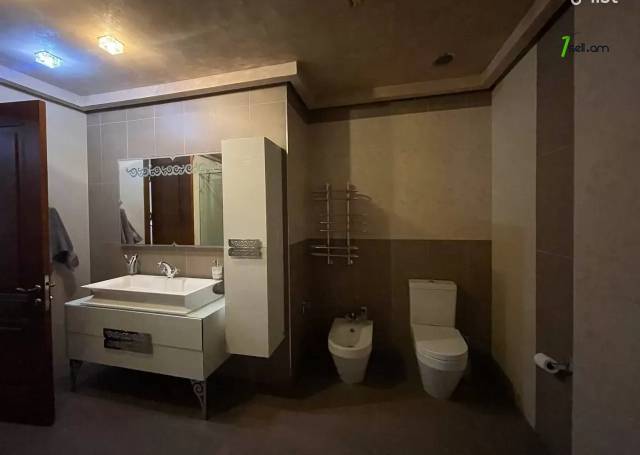 Երեք հարկանի տուն Արաբկիր 51-րդ փողոցում Արաբկիրում, 580 ք.մ., 3+ սանհանգույց