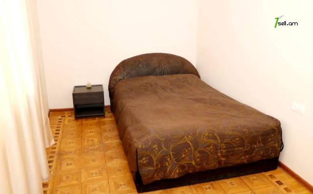 Երկու հարկանի քարե տուն Նոր-Արեշի 42 փողոցում Էրեբունիում, 700 ք.մ., 2 սանհանգույց