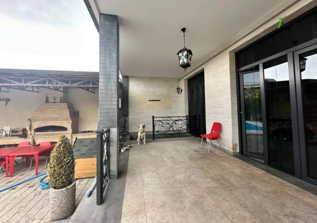 Մեկ հարկանի քարե տուն Բագրևանդի 42-րդ փողոցում Նոր Նորքում, 1100 քմ, 3+ սանհանգույց