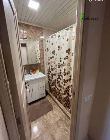 3 սենյականոց բնակարան Էզրաս Հասրաթյանի փողոցում, 65 ք.մ., մի քանի պատշգամբ, 4/9 հարկ