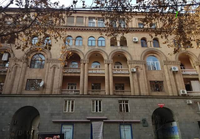 3 սենյականոց բնակարան Մոսկովյան փողոցում, 110 ք.մ., նախավերջին հարկ, բարձր առաստաղներ