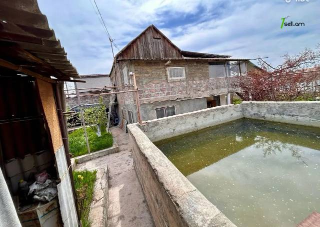 Երկու հարկանի տուն 28-րդ փողոցում Նոր Խարբերդում, 185 քմ, 2 սանհանգույց, եվրովերանորոգված