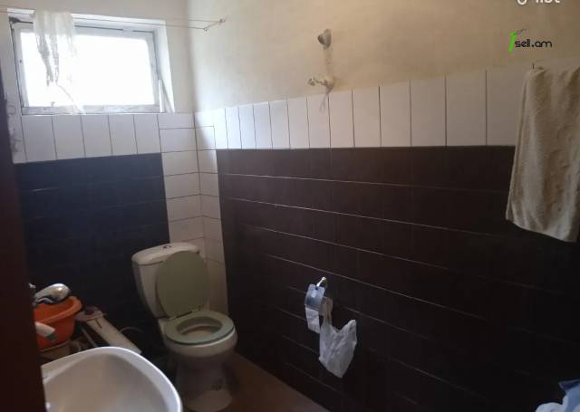 Երեք հարկանի քարե ամառանոց 16-րդ փողոցում Գետամեջում, 148 ք.մ., 2 սանհանգույց, մասնակի վերանորոգում