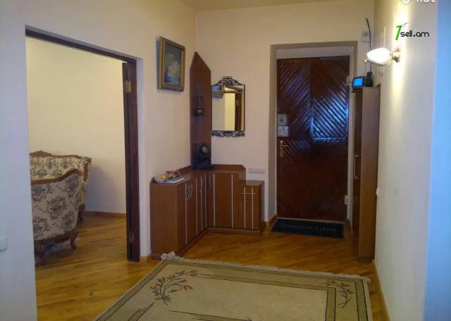 4 սենյականոց բնակարան Կոմիտասի պողոտայում, 110 ք.մ., բարձր առաստաղներ, նախավերջին հարկ