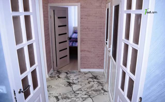 4 սենյականոց բնակարան Ռուսթավելի փողոցում, 100 ք.մ., 2/2 հարկ, 2 սանհանգույց, կապիտալ վերանորոգված