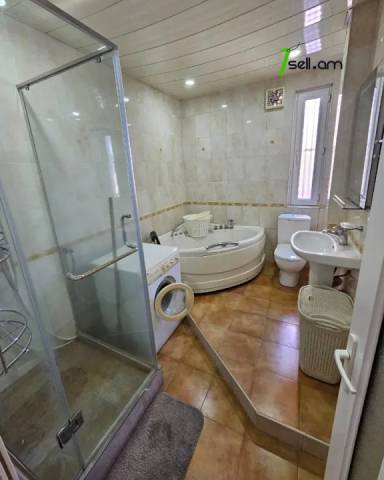 Երեք հարկանի քարե տուն Խնկո Ապոր փողոցում Արաբկիրում, 410 ք.մ., 3+ սանհանգույց, կապիտալ վերանորոգված