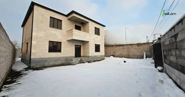 Երկու հարկանի տուն Պարույր Սևակի փողոցում Ավանում, 888 քմ, 2 սանհանգույց, մասնակի վերանորոգում