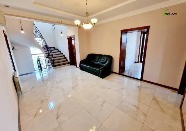 Չորս հարկանի տուն Առինջի 21-րդ փողոցում Առինջում, 950 քմ, 3+ սանհանգույց