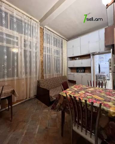 4 սենյականոց բնակարան Արամի փողոցում, 116 ք.մ., 2 սանհանգույց, մի քանի պատշգամբ, 2/5 հարկ, քարե շենք