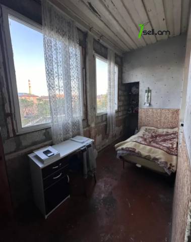 3 սենյականոց բնակարան Ղափանցյան փողոցում, 104 քմ, մասնակի վերանորոգում, քարե շենք