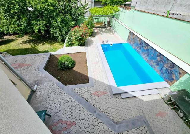 Երեք հարկանի քարե տուն Բարբյուսի փողոցում Արաբկիրում, 1060 ք.մ., 3+ սանհանգույց