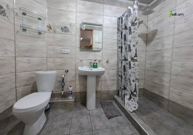 3 սենյականոց բնակարան Չարենցի փողոցում, 90 ք.մ., 3/5 հարկ, 2 սանհանգույց, բարձր առաստաղներ