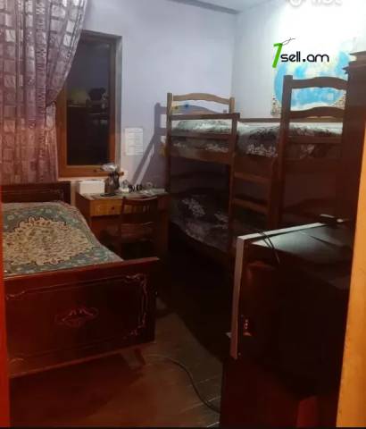 Մեկ հարկանի տուն Էրեբունիում, 130 ք.մ., մասնակի վերանորոգում